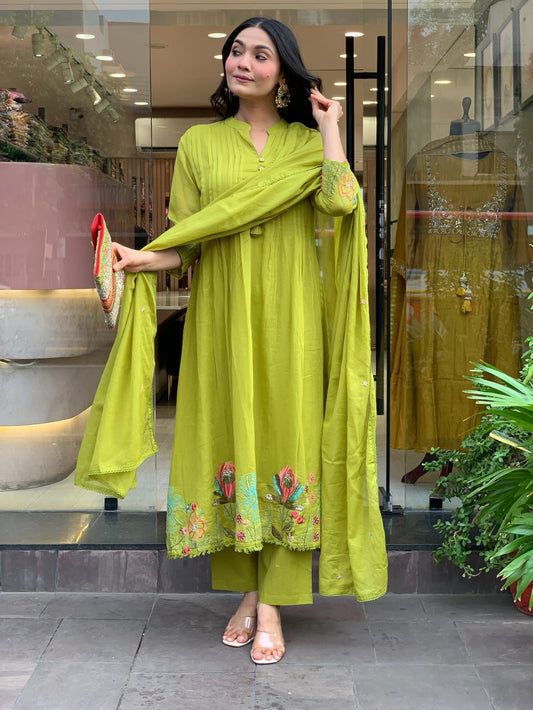The gorgeous embroidery paired with a matching Chanderi dupatta