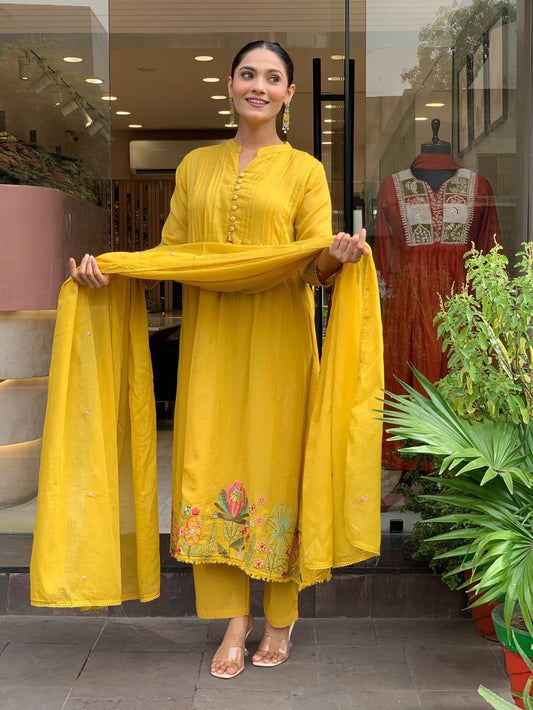 The gorgeous embroidery paired with a matching Chanderi dupatta