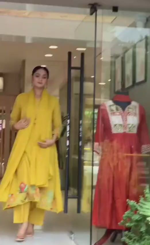 The gorgeous embroidery paired with a matching Chanderi dupatta